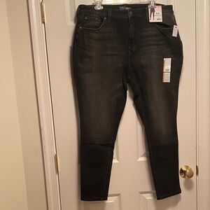 Time and Tru Black High Rise Curvy Skinny Jeans…size 18